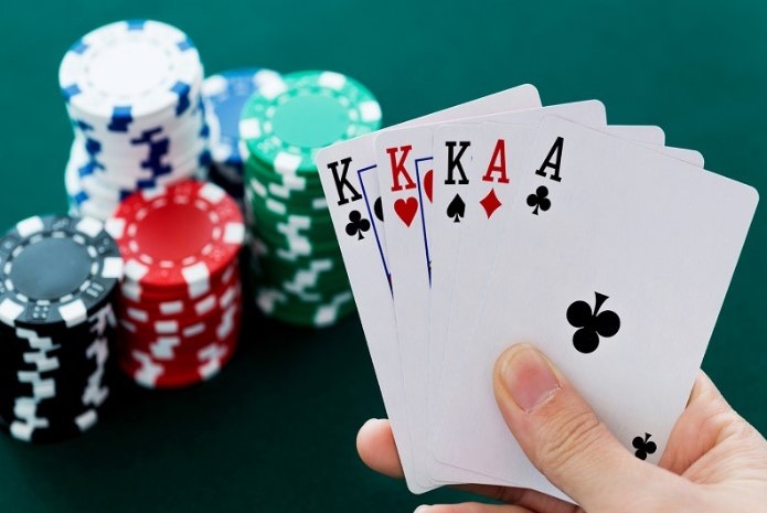 Hướng dẫn cách chơi Poker cwin